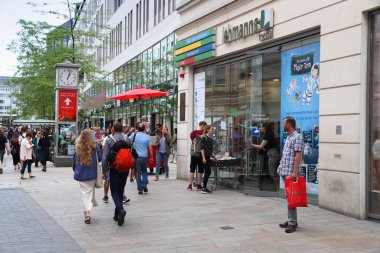 LEIPZIG, ALMANY - 9 Mayıs 2018: İnsanlar Leipzig, Almanya 'daki Grimmaische Caddesi' nden alışveriş yapıyor. Leipzig 582.277 nüfusuyla Almanya 'nın en büyük 10. şehridir..