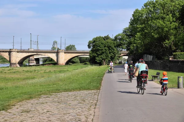 Dresden Alemanha Maio 2018 Pessoas Andam Bicicleta Longo Margem Rio — Fotografia de Stock