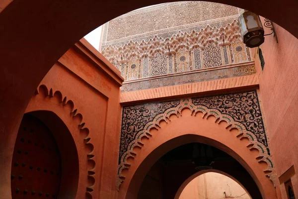 摩洛哥马拉喀什的Medina Old Town Ben Youssef Madrasa和清真寺的详细情况 — 图库照片