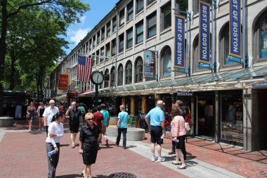 BOSTON, ABD - 9 Haziran 2013: ABD 'nin en eski belediyelerinden biri olan Eski Boston' u ziyaret edenler.