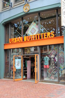 Boston, Amerika Birleşik Devletleri - 9 Haziran 2013: urban outfitters moda mağaza Boston. çokuluslu moda şirketi ile 401 Mağazaları (2012 Urban outfitters olduğunu).