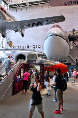 Washington, Dc - 13 Haziran 2013: Washington'daki Smithsonian Ulusal Hava ve Uzay Müzesi'ni ziyaret edin. Dünyanın en büyük tarihi uçak ve uzay aracı koleksiyonunu elinde bulunduruyor..