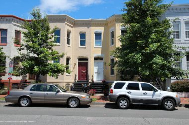 WASHINGTON DC, ABD - 14 Haziran 2013: Washington DC 'deki kamu caddesinden Capitol Hill' in yerleşik mimarisi gösterildi. 2012 yılında ABD başkentini 18,9 milyon turist ziyaret etti..