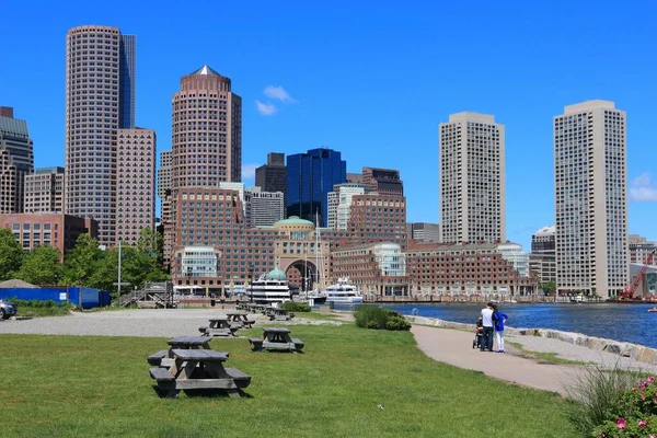 Бостон Сша Червня 2013 Люди Відвідують Південної Бостон Видом Skyline — стокове фото