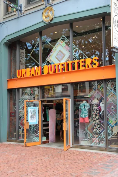 Boston, Amerika Birleşik Devletleri - 9 Haziran 2013: urban outfitters moda mağaza Boston. çokuluslu moda şirketi ile 401 Mağazaları (2012 Urban outfitters olduğunu).