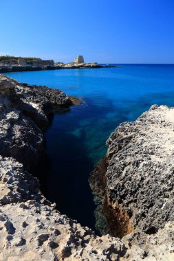 Salento İtalya kıyı manzarası. Apulia bölgesinde Roca Vecchia.