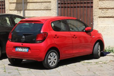 Nardo, İtalya - 30 Mayıs 2017: Citroen C1 küçük şehir hatchback araba Nardo, İtalya. İtalya'da kayıtlı 41 milyon motorlu araç var.