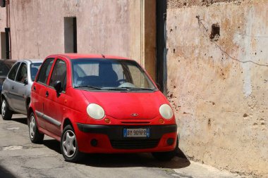Nardo, İtalya - 30 Mayıs 2017: Daewoo Matiz mini şehir arabası Nardo, İtalya'da bir caddede park etti. İtalya'da kayıtlı 41 milyon motorlu araç var.