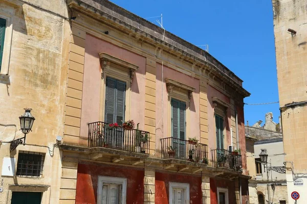 Puglia bölgesindeki İtalyan Lecce kasabası. Eski şehir sokak manzarası.