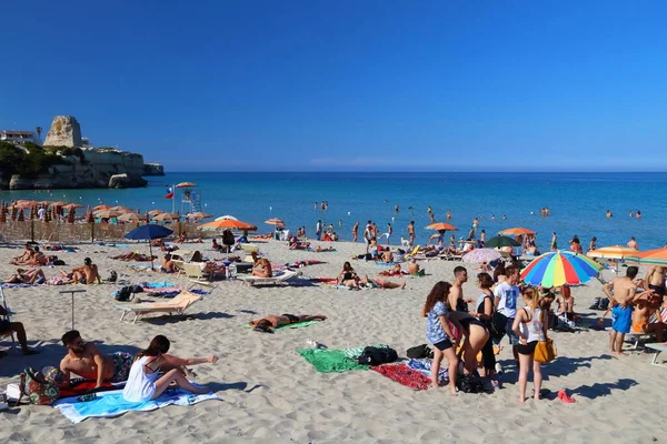 Salento Italy Июнь 2017 Люди Посещают Пляж Torre Dell Orso — стоковое фото