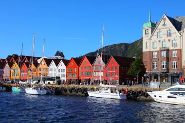 Bergen, Norveç - 23 Temmuz 2020 İnsanlar Norveç 'in Bryggen ilçesini ziyaret ediyor. Burası UNESCO 'nun Dünya Mirası Bölgesi.