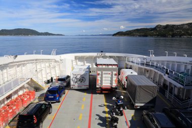 BJORNAFJORD, NORway - 23 Temmuz 2020: Norveç 'te Bjornafjord' dan geçen bir otomobil feribotu ile nakledildi. Feribotla toplu taşımacılık yılda 8 milyondan fazla yolcu taşır..
