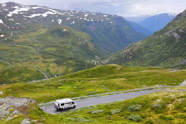 野营面包车在挪威旅行 挪威自然之旅 柔土门山区夏季风景 Sognefjell路 — 图库照片