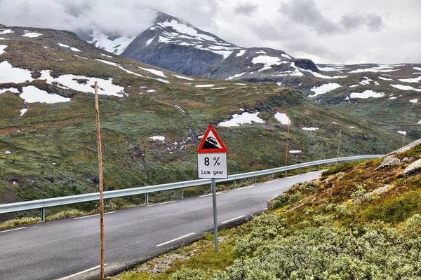 Low Gear Warning Steep Mountain Road Norway Wooden Snor Marker — ストック写真