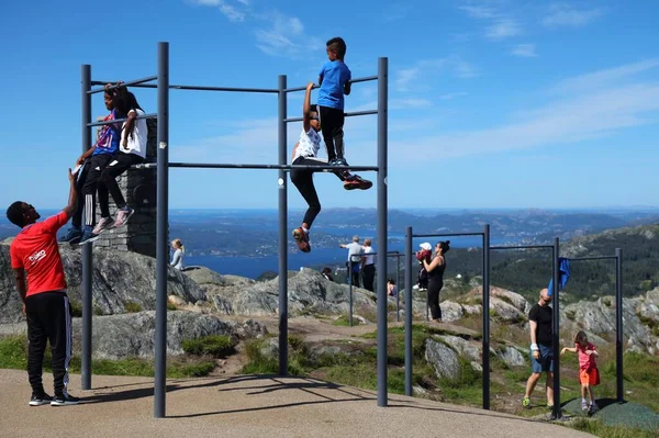 Bergen Noruega Julho 2020 Pessoas Usam Equipamentos Fitness Públicos Montanha — Fotografia de Stock