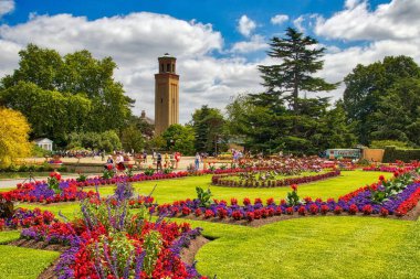 KEW, UK - 15 Temmuz 2019: İnsanlar Büyük Londra 'daki Kew Gardens' ı ziyaret ediyor. Kraliyet Botanik Bahçeleri UNESCO Dünya Mirası Alanı olarak belirlendi.