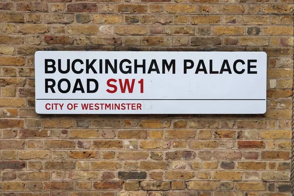 ロンドン イギリス 2019年7月15日 英国ロンドンのバッキンガム宮殿道路標識 ロンドンは英国で最も人口の多い都市で 地下鉄エリアには1300万人が住んでいます — ストック写真