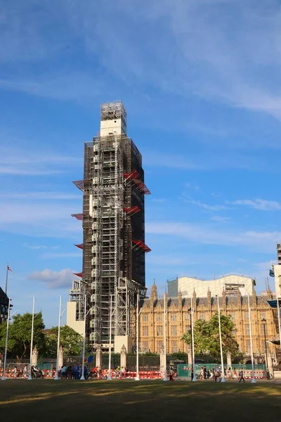 Londres Reino Unido Julio 2019 Vida Ciudad Bajo Los Andamios —  Fotos de Stock