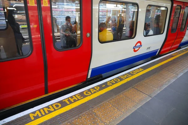 Londen Juli 2019 Mind Gap Waarschuwing Bij Metrostation Londen London — Stockfoto