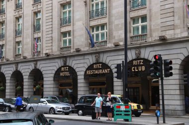 LONDON, İngiltere - 15 Temmuz 2019: Ritz Hotel Piccadilly, Londra 'daki beş yıldızlı lüks otel. İngiltere 'de 45 bin otel var..