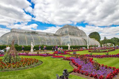 Kew, Uk - 15 Temmuz 2019: İnsanlar Büyük Londra 'daki Palm House of Kew Gardens' ı ziyaret ediyor. Kraliyet Botanik Bahçeleri Unesco Dünya Mirası Alanı olarak belirlendi.
