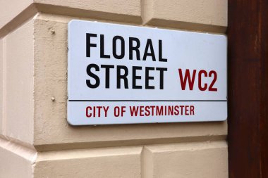 LONDON, İngiltere - 14 Temmuz 2019: Westminster, Londra 'daki Floral Street tabelası. Londra, 13 milyon nüfusuyla İngiltere 'nin en kalabalık şehridir..