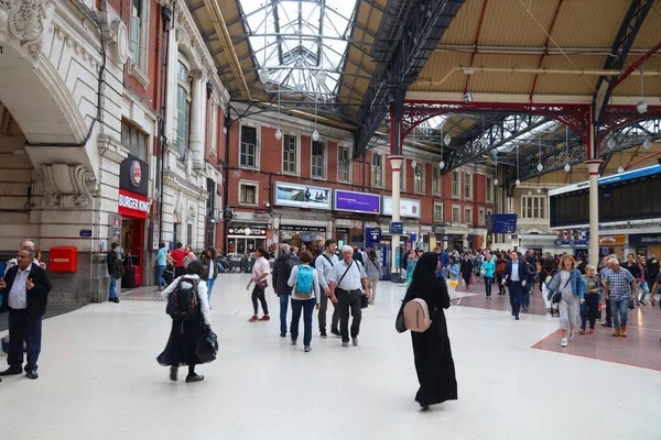 Londýn Velká Británie Června 2019 Cestující Navštíví Nádraží London Victoria — Stock fotografie