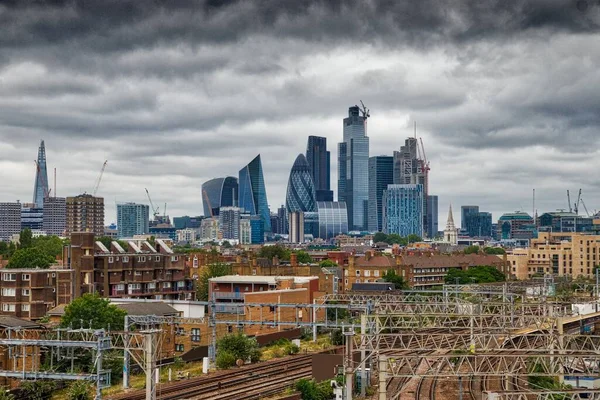 Cidade Londres Skyline Com Edifícios Escritórios Modernos Nuvens Escuras Sobre — Fotografia de Stock