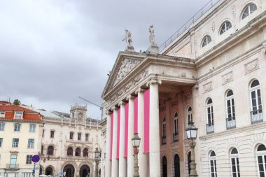 Kraliçe Maria Ulusal Tiyatrosu (Portekizce: Theatro Nacional D. Maria II). Lizbon, Portekiz 'in simgesi.
