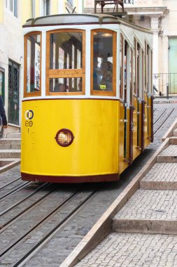 LISBON, PORTUGAL - 6 Haziran 2018: İnsanlar Lizbon, Portekiz 'deki Bica Funicular (Ascensor de Bica) demiryolu hattına biniyor. Lizbon tarihsel füniküler tramvayları ve sarı tramvaylarıyla ünlüdür..