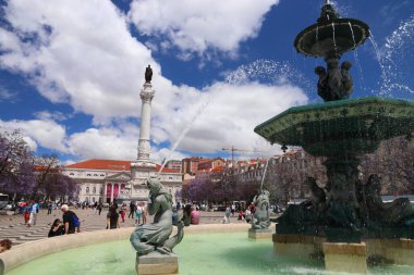 LISBON, PORTUGAL - 5 Haziran 2018: İnsanlar Lizbon 'un Baixa ilçesindeki Rossio Meydanı' nı ziyaret ediyor. Lizbon, AB 'nin en kalabalık 11. kentsel alanıdır (2,8 milyon kişi).).