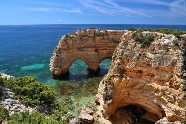 Łuk Skalny Portugalii Krajobraz Praia Marinha Obwodzie Algarve Portugalia — Zdjęcie stockowe