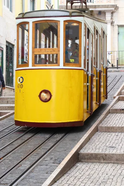 LISBON, PORTUGAL - 6 Haziran 2018: İnsanlar Lizbon, Portekiz 'deki Bica Funicular (Ascensor de Bica) demiryolu hattına biniyor. Lizbon tarihsel füniküler tramvayları ve sarı tramvaylarıyla ünlüdür..