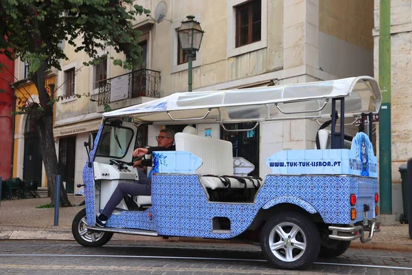 LISBON, PORTUGAL - 4 Haziran 2018: Tuktuk şehir gezisi şoförü Lizbon, Portekiz 'de bekliyor. Lizbon, AB 'nin en kalabalık 11. kentsel alanıdır (2,8 milyon kişi).).