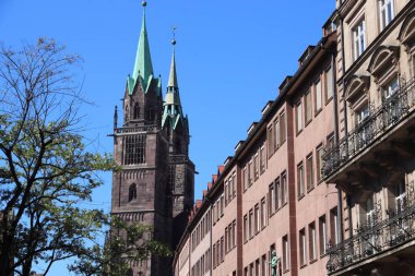 Almanya 'da Nuremberg şehri. St. Lorenz (Saint Lawrence) Kilisesi ve yerleşim yeri şehir sokağı.