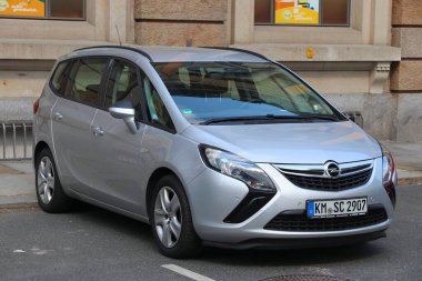 DRESDEN, Almanya - 10 Mayıs 2018: Opel Zafira kompakt MPV aile arabası Almanya 'da park edildi. Almanya 'da kayıtlı 45.8 milyon araç bulunmaktadır (2017 itibariyle).).