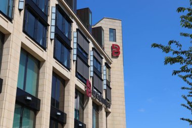 LEIPZIG, ALMANY - 9 Mayıs 2018: Leipzig, Almanya 'daki Breuninger mağazası. Breuninger, Almanya 'da Stuttgart eyaletinde yer alan bir mağaza zinciri. Almanya 'da 11 mağazası var..