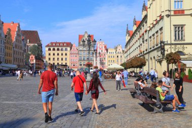 WROCLAW, POLAND - 2 Eylül 2018: İnsanlar Wroclaw, Polonya 'daki ana meydanı (Rynek) ziyaret ediyor. Wroclaw Rynek Avrupa 'nın en büyük şehir meydanlarından biridir..