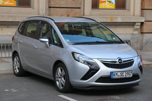 DRESDEN, Almanya - 10 Mayıs 2018: Opel Zafira kompakt MPV aile arabası Almanya 'da park edildi. Almanya 'da kayıtlı 45.8 milyon araç bulunmaktadır (2017 itibariyle).).