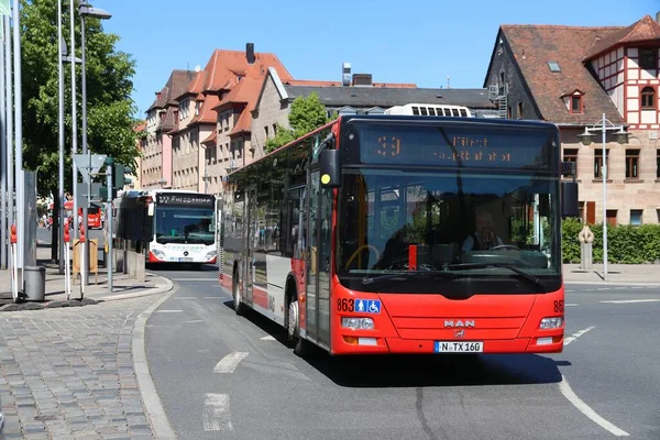 Furth Alemanha Maio 2018 Homem Marca Ônibus Cidade Furth Alemanha — Fotografia de Stock