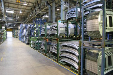 Araba fabrikası. Tamamlanmamış paslanmaz çelik araba vücut parçaları deposu. Avrupa 'da otomobil üretim tesisi.