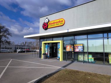 BYTOM, POLAND - 31 Aralık 2021: Bytom, Polonya 'daki Biedronka süpermarketi. Biedronka market zincirinin Polonya 'da 2800' den fazla yeri vardır..