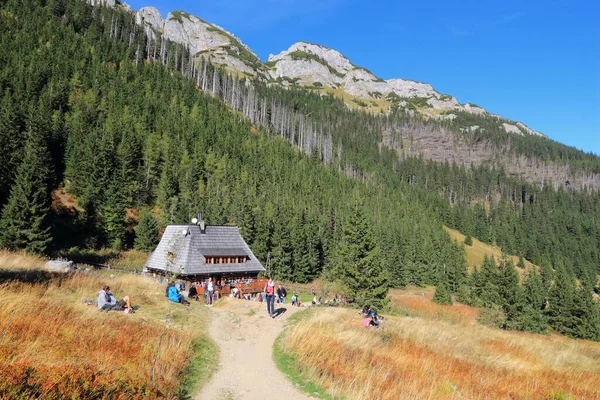 Tatra Montagne Polonia Ottobre 2015 Turisti Visitano Capanna Hala Kondratowa — Foto Stock