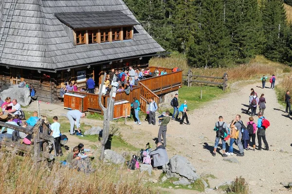Montagnes Tatra Pologne Octobre 2015 Les Touristes Visitent Auberge Hala — Photo