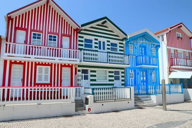Portekiz, Costa Nova 'nın çizgili evleri. Geleneksel yerel mimari. Renkli dikey çizgilerin ev dekorasyonu.