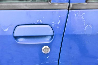 Yaşlanmış araba boyası - 20 yıllık Avrupa kırmızı arabasının boyası soyulmuş..