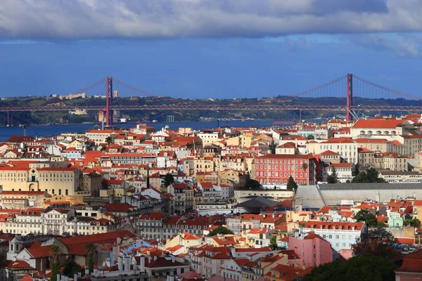 葡萄牙里斯本 里斯本市从与Tagus河和25 Abril桥的米拉杜罗 Miradouro 的角度来看 — 图库照片