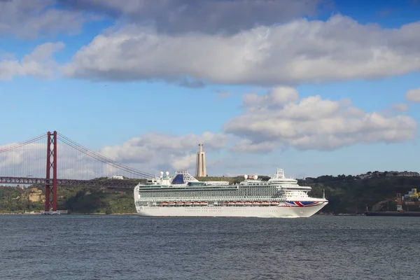 Duży Statek Wycieczkowy Odwiedza Lizbona Portugalia Rzeka Tagus — Zdjęcie stockowe