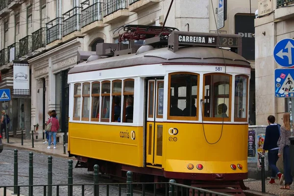 Lisbona Portogallo Giugno 2018 Gente Prende Tram Giallo Nel Distretto — Foto Stock