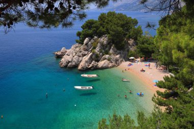 BRELA, CROATIA - 18 Haziran 2019: İnsanlar Hırvatistan 'ın Dalmaçya bölgesinin Makarska Riviera bölgesindeki Brela tatil beldesinde tatil yapıyorlar.